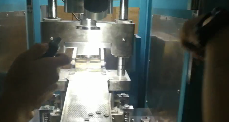 On the Hong Kang servo press, there are two medium rod production videos.